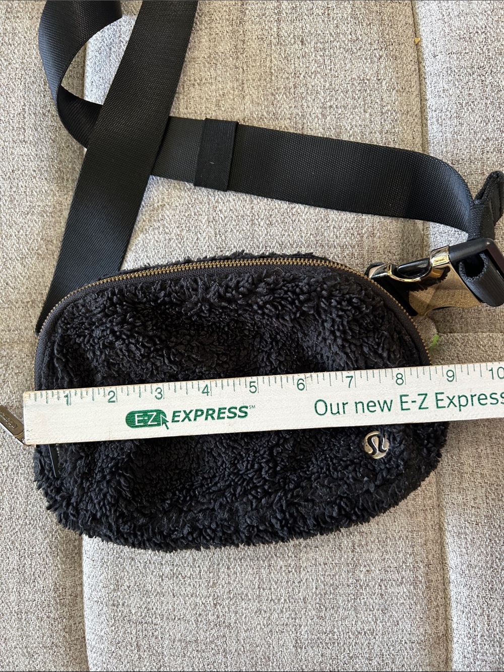LULU LEMON EVERYWHERE FLEESE IN BLACK GOLD HARDWARE FANNY PACK CROSSBODY BAG - Picture 11 of 11